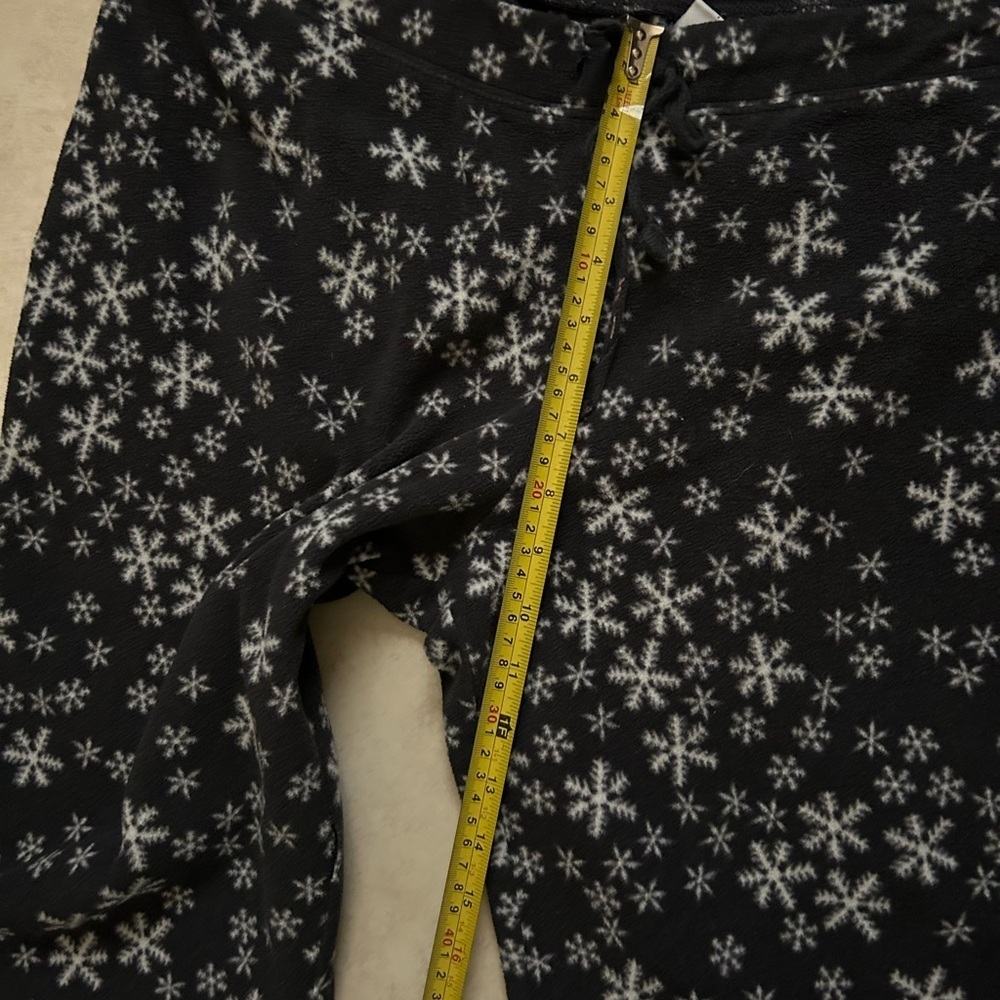 Old Navy Men's Black and White Snowflake Joggers - Picture 5 of 9